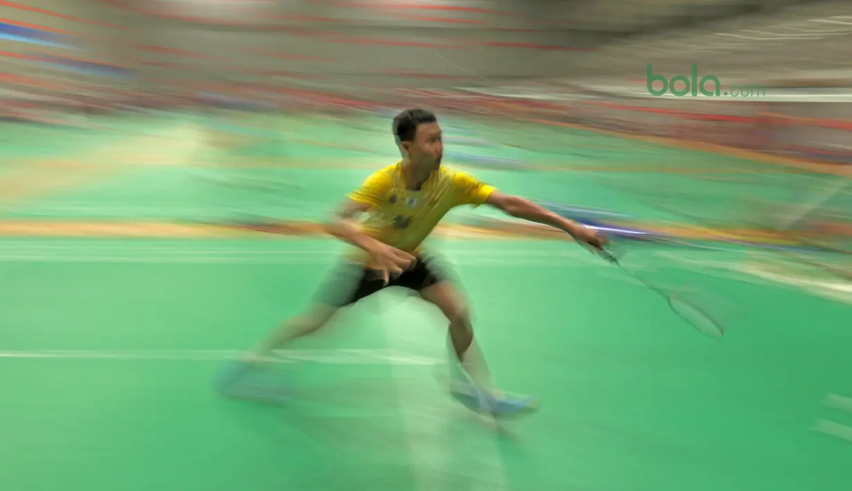 Seorang atlet putra PB Jaya Raya berlatih mengembalikan kok di GOR PB Jaya Raya, Pd. Sawah Indah, Sawah Lama (23/3/2018). PB Jaya Raya tengah menyiapkan diri untuk kejuaraan Junior Grand Prix 3-8 April 2018. (Bola.com/Nick Hanoatubun)