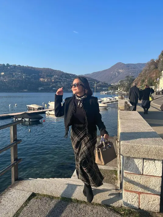 Berkunjung ke Lake Como Italia, Prilly tampil dengan padu padan tweed outfit serba hitam yang chic. [@prillylatuconsina96].