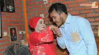 Si Goyang Caisar Kalau Makan Masih Disuapi Ibunya