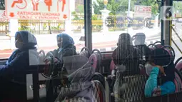 Penumpang duduk di dalam bus Transjakarta khusus wanita di kawasan Pasar Baru, Jakarta, Rabu (27/7/2022). Bus pink ini menjadi layanan transportasi khusus perempuan dan juga dikemudikan oleh pengemudi perempuan. (Liputan6.com/Faizal Fanani)