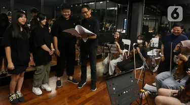 Music Director Addie MS  (kanan), Founder Light Ministry Orchestra (LMO) Edmund Lucious Oey (kedua kanan), Maddison Kurniawan (kedua kiri) dan Celine Handoko berbincang usai menjalani latihan persiapan konser A Night of Light di Jakarta, Sabtu (4/11/2023). (Liputan6.com/Herman Zakharia)