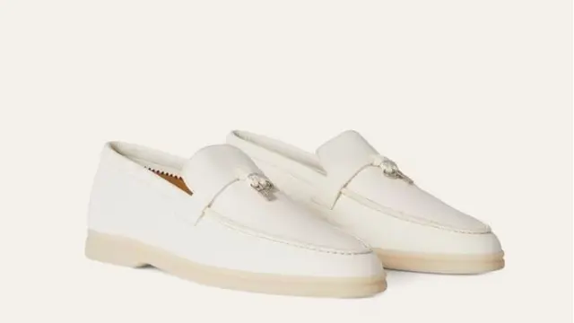 Sekilas Tampak Sederhana, Potret Sandra Dewi Kenakan Sepatu Mewah Rp16 Jutaan saat Penuhi Kejagung