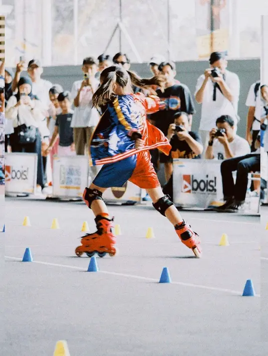 "Woohooo Good job Gempi dan @ceriainlineskate. Terharuuuu ih liat Gempitong pertama kali lomba inline skate gini.. Terlepas dari ada cone yg melengsoy2 dan lupa2 dikitt2 tapi kita semua bangga Gem bisa berani dan terutama kl buat mama Isel ga kebayang siiii begitu," tulis Gisel. [Instagram/gadiiing]