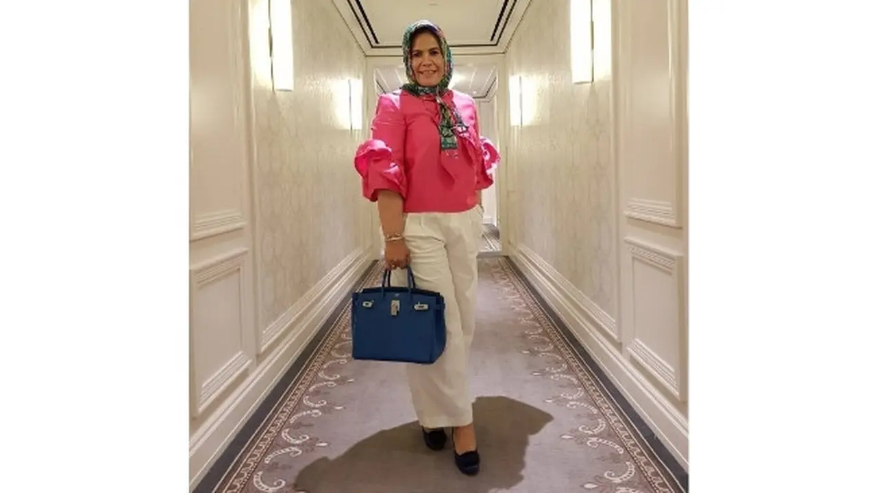 Unggahan istri Sekda Riau SF Hariyanto dengan outfit yang harganya diduga selangit.