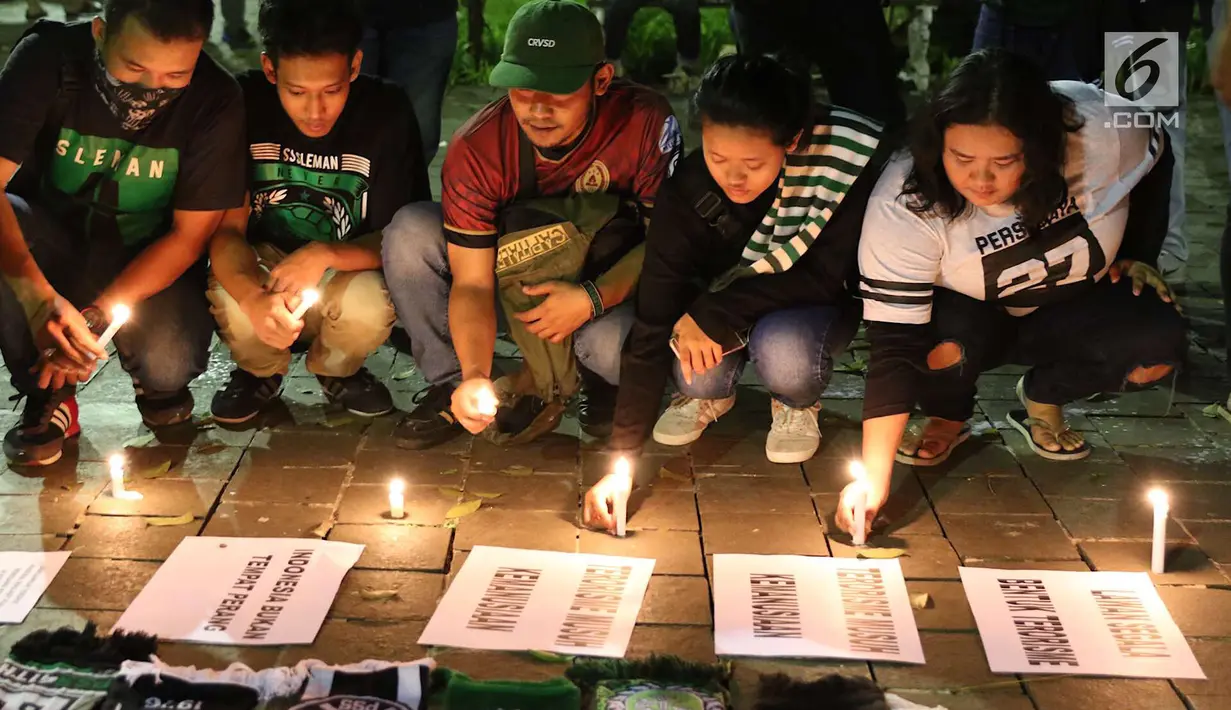 Gabungan suporter klub sepak bola menyalakan lilin dalam aksi solidaritas terkait tragedi teror bom di Surabaya dan Sidoarjo di Taman Suropati, Jakarta, Senin (14/5). (Liputan6.com/Immanuel Antonius)