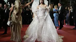 Aktris Uncut Gems - yang terkenal dengan penampilannya yang aneh - mengenakan gaun tembus pandang yang seluruhnya terbuat dari plastik. (Photo by Scott Garfitt/Invision/AP)