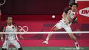 Pebulu tangkis Indonesia Mohammad Ahsan / Hendra Setiawan saat melawan pebulu tangkis Taiwan Lee Yang/Wang Chi-Lin pada pertandingan semifinal bulu tangkis ganda putra Olimpiade Tokyo 2020 di Tokyo, Jepang, Jumat (30/7/2021). Hendra / Ahsan kalah. (AP Photo/Dita Alangkara)