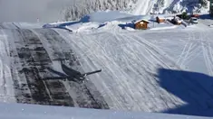 Courchevel Altiport adalah salah satu landasan terbang terpendek di dunia, hanya sepanjang 525 meter.