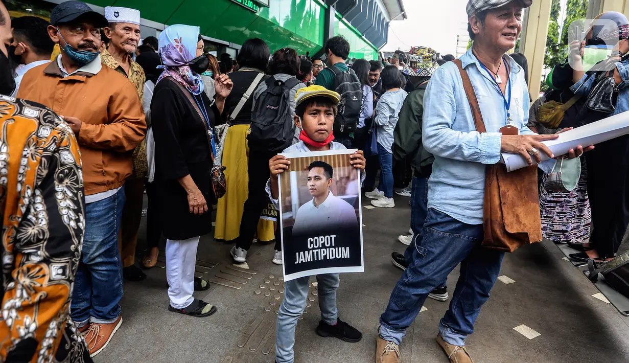 Seorang anak membawa poster wajah Richard Eliezer Pudihang Lumiu usai sidang pembacaan vonis kasus pembunuhan Brigadir Yosua Hutabarat di Pengadilan Negeri Jakarta Selatan, Rabu (15/2/2022). Eliezer merupakan ajudan dari istri Ferdy Sambo yang telah mengabdi sejak 2013. Saat itu, Ferdy Sambo masih menjabat sebagai Kapolres Brebes. Eliezer sendiri, bertugas di Brebes sebagai Satlantas Polres Brebes. (Liputan6.com/Johan Tallo)