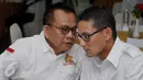 Ketua DPD DKI Gerindra M Taufik berbincang dengan Anggota Dewan Pembina Partai Gerindra Sandiaga Uno saat proses penjaringan Calon Gubernur (Cagub) DKI Jakarta oleh Partai Gerindra di Hotel Sari Pan Pasific, (27/1). (Gempur M Surya/Liputan6.com)