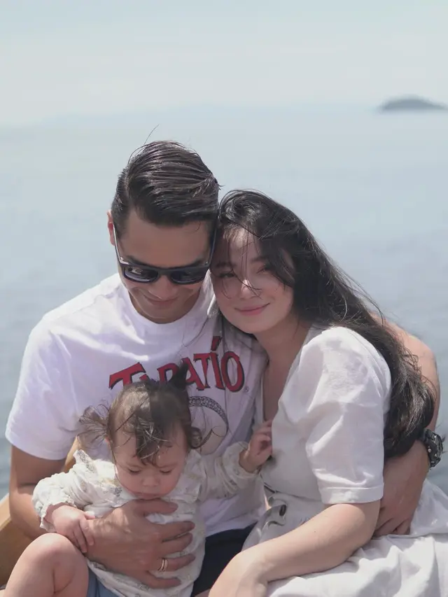 Ajak Buah Hati ke Pantai, Ini 7 Momen Liburan Asmirandah dan Jonas Rivanno