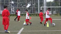 Anak-anak berlatih menggiring bola dalam sesi Lifebuoy Coaching Clinic di Lapangan Rugby Senayan, Jakarta. (Liputan6.com)