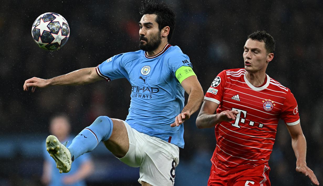 Gelandang Manchester City, Ilkay Gundogan mengontrol bola di depan bek Bayern Munchen, Benjamin Pavard pada laga leg pertama perempatfinal Liga Champions 2022/2023 di Etihad Stadium, Manchester (11/4/2023). Hingga kini Ilkay Gundogan belum meneken kontrak baru dengan Manchester City, padahal kontraknya akan berakhir akhir musim ini. Beberapa klub di Saudi Pro League kabarnya tertarik untuk mendatangkannya pada awal musim 2023/2024. (AFP/Paul Ellis)