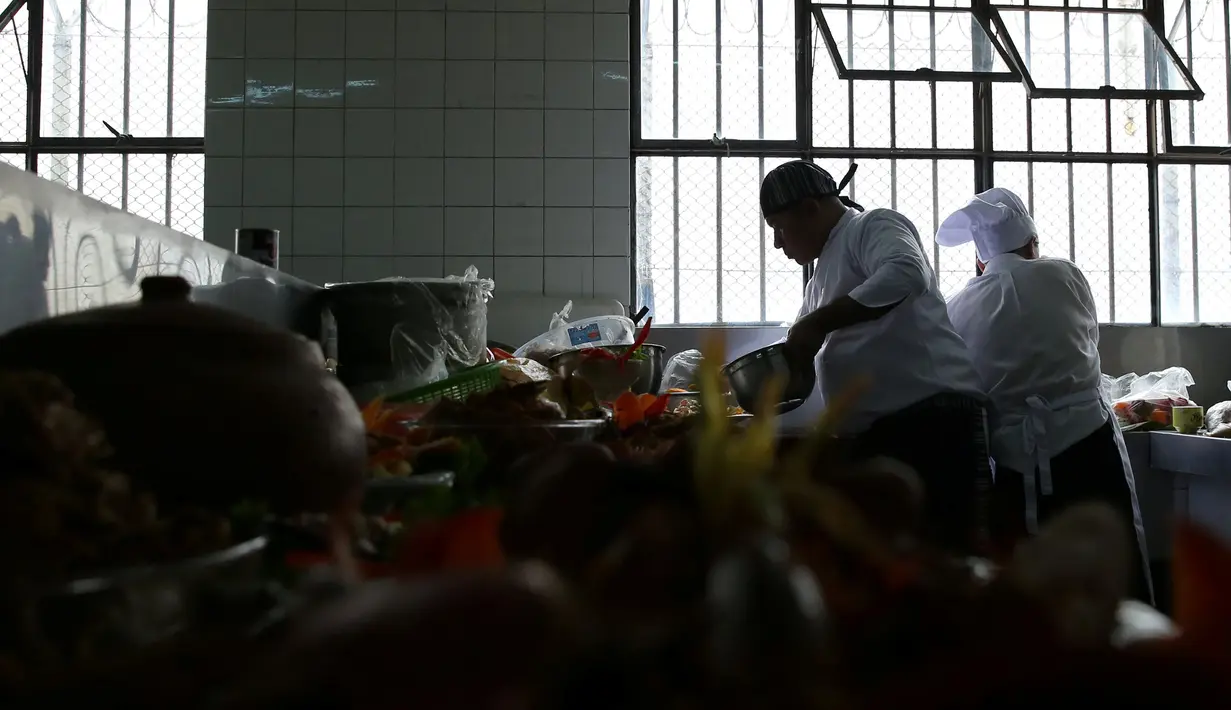 Narapidana menyiapkan bahan untuk membuat masakan dalam kompetisi kuliner 'INPE Mistura 2016' di penjara perempuan Chorrillos di Lima, Peru, Rabu (7/9). INPE Mistura  merupakan kompetisi masak antar penjara yang diadakan tiap tahun. (REUTERS/Mariana Bazo)