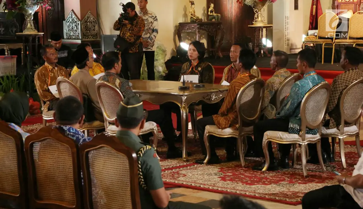 Presiden Joko Widodo saat mengikuti geladi resik ijab kabul pernikahan puterinya Kahiyang-Bobby di Graha Saba Buana, Solo, Selasa (7/11). Jokowi akan menikahkan putrinya, Kahiyang Ayu pada rabu (8/11) esok. (Liputan6.com/Yosafat Okkaviano)