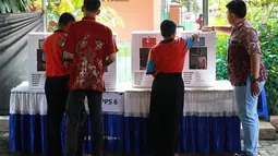 Penghuni Panti Sosial Bina Laras Harapan Sentosa (PSBLHS) 2 menggunakan hak pilihnya dalam pemilu serentak di Cipayung, Jakarta Timur, Rabu (17/4). Pada Pemilu 2019, total pemilih dengan disabilitas grahita dan mental yang masuk DPT berjumlah 54.295 pemilih. (Liputan6.com/Immanuel Antonius)