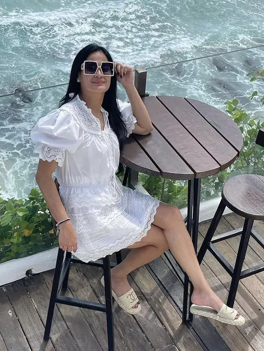 <p>Donna juga tampil awet muda dengan mini dress lengan puff warna putih, yang santai dipadukan sandal warna putih dari Chanel.@donnaharunofficial</p>