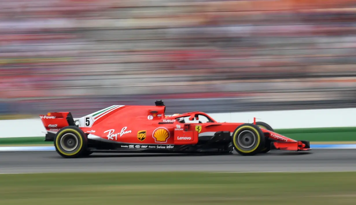 Aksi Sebastian Vettel melaju kencang pada balapan F1 Grand Prix di Hockenheim racing circuit, Jerman, (22/7/2018). Vettel kehilangan kendali saat perubahan cuaca dan menabrak pembatas. (AFP/Christof Stache)