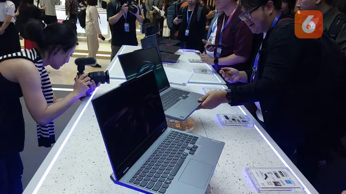 Lenovo merilis sejumlah produk laptop terbaru yang diklaim mampu meningkatkan efisiensi dalam pembuatan konten digital. Laptop ini didukung kecerdasan buatan yang tersemat di dalamnya (Liputan6.com/ Arief Rahman Hakim).