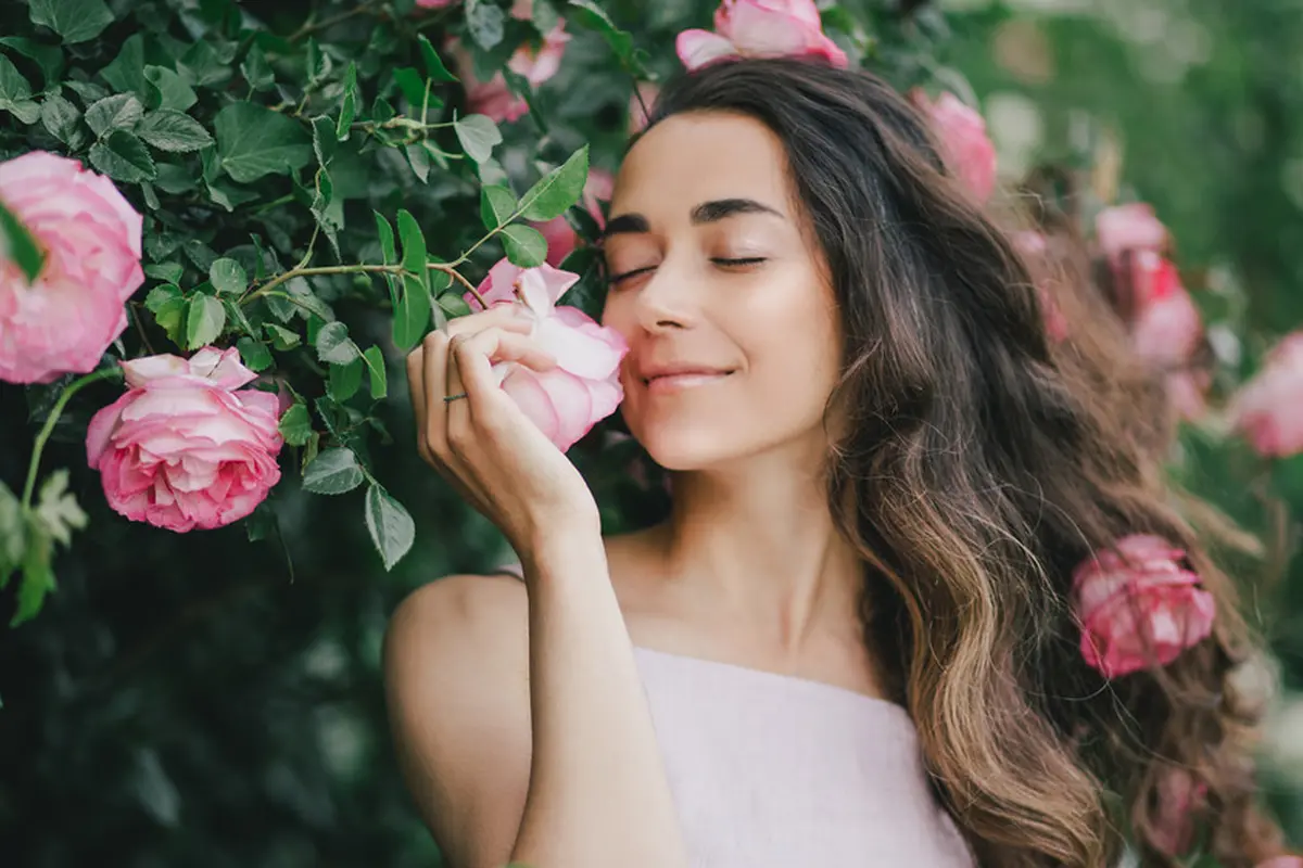 mencium aroma harum taman bunga