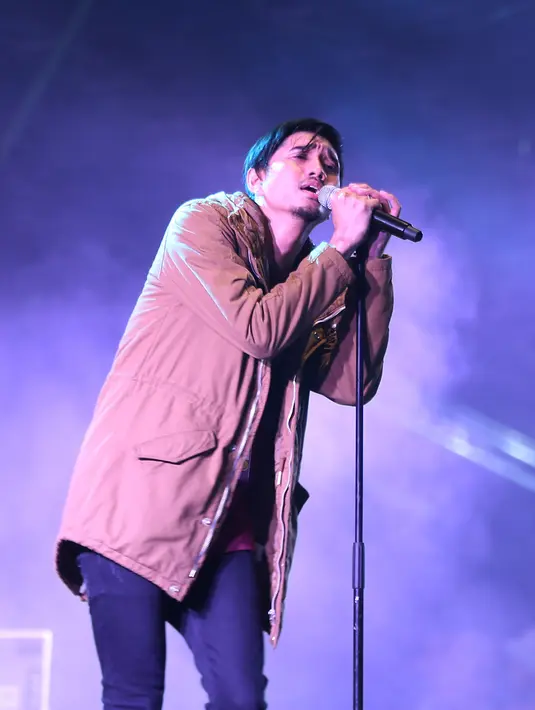 Hujan deras tidak menyurutkan para SheilaGank yang memadati arena. Bahkan dari pantauan Bintang.com dilapangan di depan panggung, banyak yang menggunakan jas hujan untuk melindungi tubuhnya. (Galih W. Satria/Bintang.com)