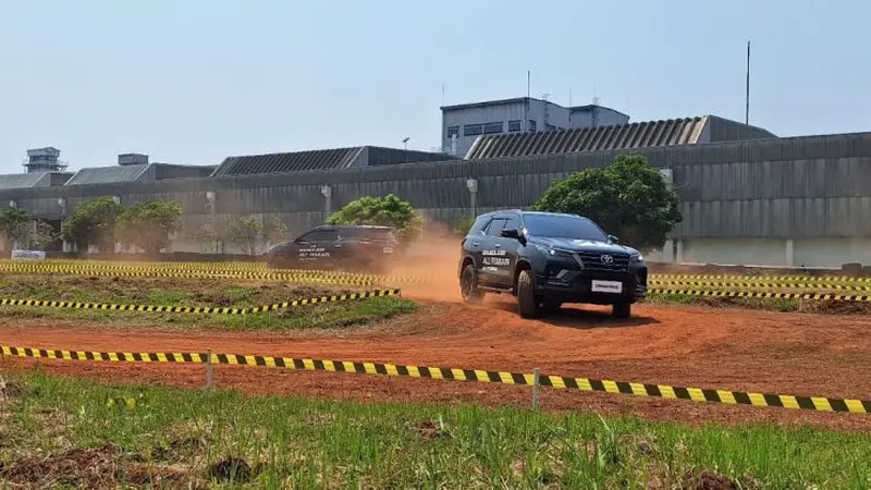 Ditawarkan untuk SUV, Ini Kelebihan Ban Bridgestone Dueler A/T002 (Arief A/Liputan6.com)