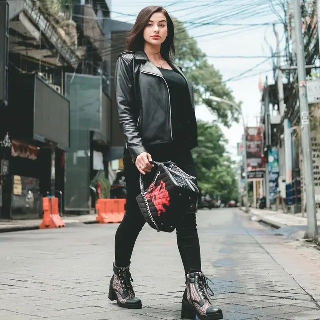 Gaya Nora Alexandra Kenakan Jaket Kulit, Tampil Stylish. (Sumber: Instagram/ncdpapl)