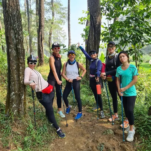 7 Momen Dian Sastrowardoyo, Luna Maya dan Ayu Dewi Trekking Bareng di Bogor