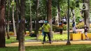 Warga bermain skateboard di area Taman Puring, Jakarta Selatan, Minggu (26/12/2021). Memanfaatkan libur Natal dan Tahun Baru banyak warga memanfaatkan bersama keluarga berwisata ke taman karena hemat biaya. (Liputan6.com/Angga Yuniar)
