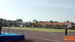 Citizen6, Surabaya: Panglima TNI Laksamana TNI Agus Suhartono pada Apel Tujuhbelasan dihadapan prajurit, siswa dan PNS Kobangdikal di Lapangan Laut Maluku, Bumimoro, Surabaya, Senin (18/6). (Pengirim: Penkobangdikal).