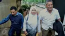 Yusri Isnaeni didampingi kuasa hukumnya saat melaporkan Gubernur DKI Jakarta Basuki Thahja Purnama ke Polda Metro jaya terkait kasus pencemaran nama baik kasus KJP, Jakarta, Selasa (5/1/2016). (Liputan6.com/Gempur M Surya)