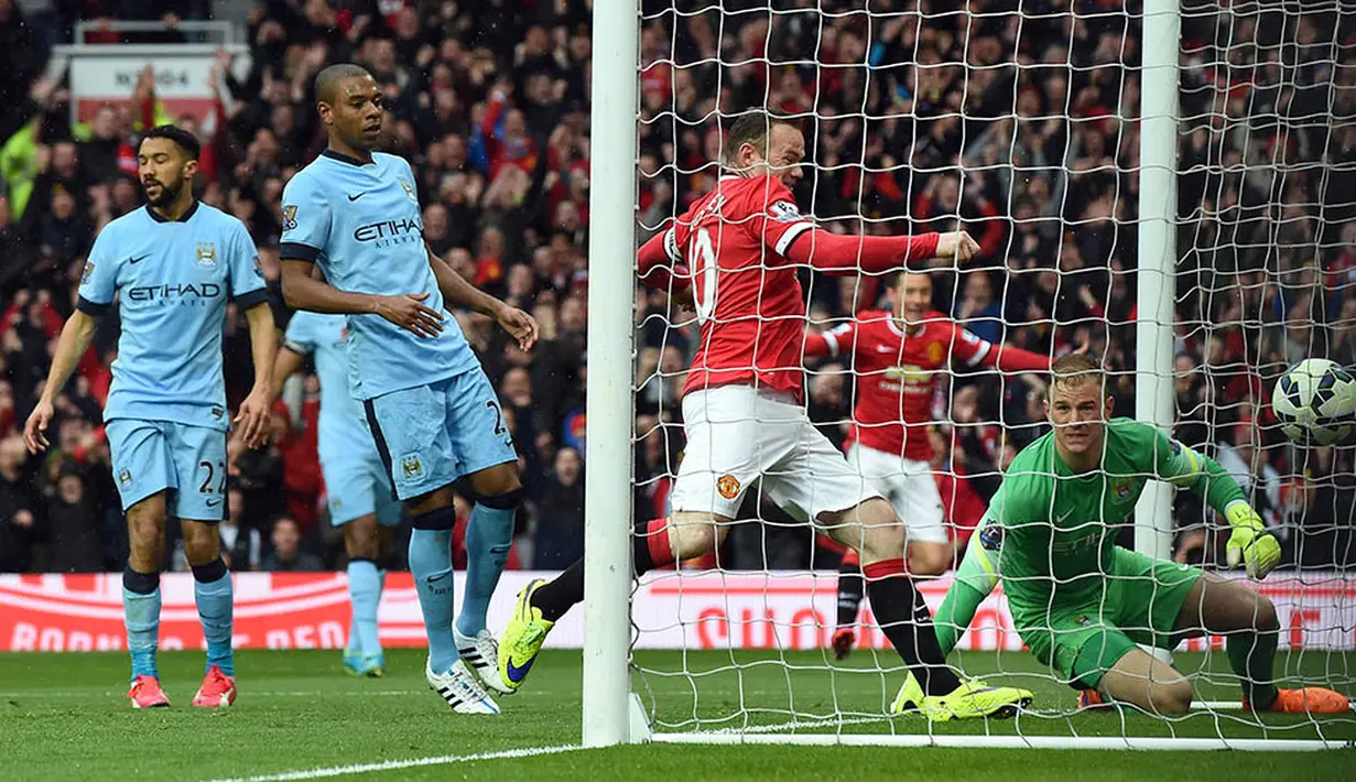 3. Anak asuh Louis Van Gaal, sukses meraih kemenangan keenam secara beruntun di Premier League usai menaklukan rival sekota mereka. Manchester City yang bertamu ke Old Trafford dibungkam MU dengan skor 4-2. (AFP/Paul Ellis)