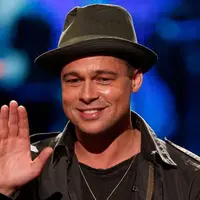 Brad Pitt dan Angelina Jolie sempat diberitakan mantap untuk bersatu lagi. Namun ternyata berita tersebut hanya sekedar hoax, dan justru yang sebenarnya terjadi saat ini Pitt semakin tertekan. (AFP/Kevin Winter)