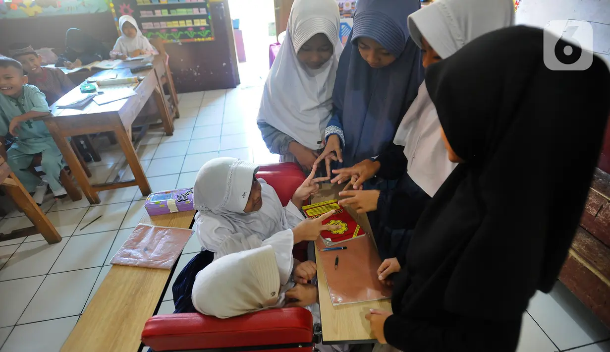 Keduanya tidak minder atau malu saat mengikuti kegiatan di sekolah bersama teman-teman sebayanya. (merdeka.com/Arie Basuki)