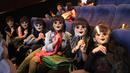 Para penonton memakai topeng boneka Annabelle yang menjadi sosok menyeramkan di film tersebut, Jakarta, (30/9/14). (Liputan6.com/Gilar Ramdhani) 