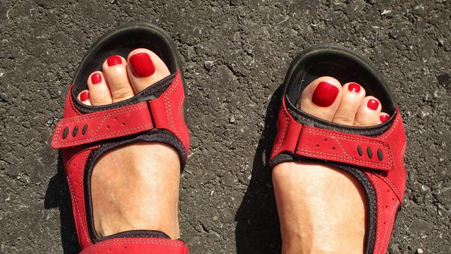 Ilustrasi Kuku warna merah