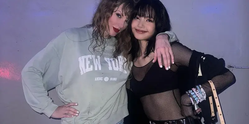 Gaya Lisa BLACKPINK Nonton Konser Taylor Swift di Singapura, Sempat Foto Bareng