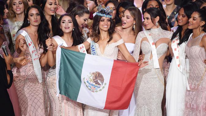 Miss Meksiko, Vanessa Ponce de Leon mengibarkan bendera nasionalnya setelah terpilih menjadi pemenang Miss World 2018 di Sanya, Pulau Hainan, Tiongkok (8/12). (AFP Photo/Greg Baker)