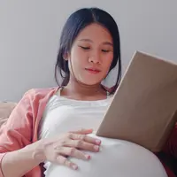 ibu hamil anak cerdas/copyright freepik/tirachardz