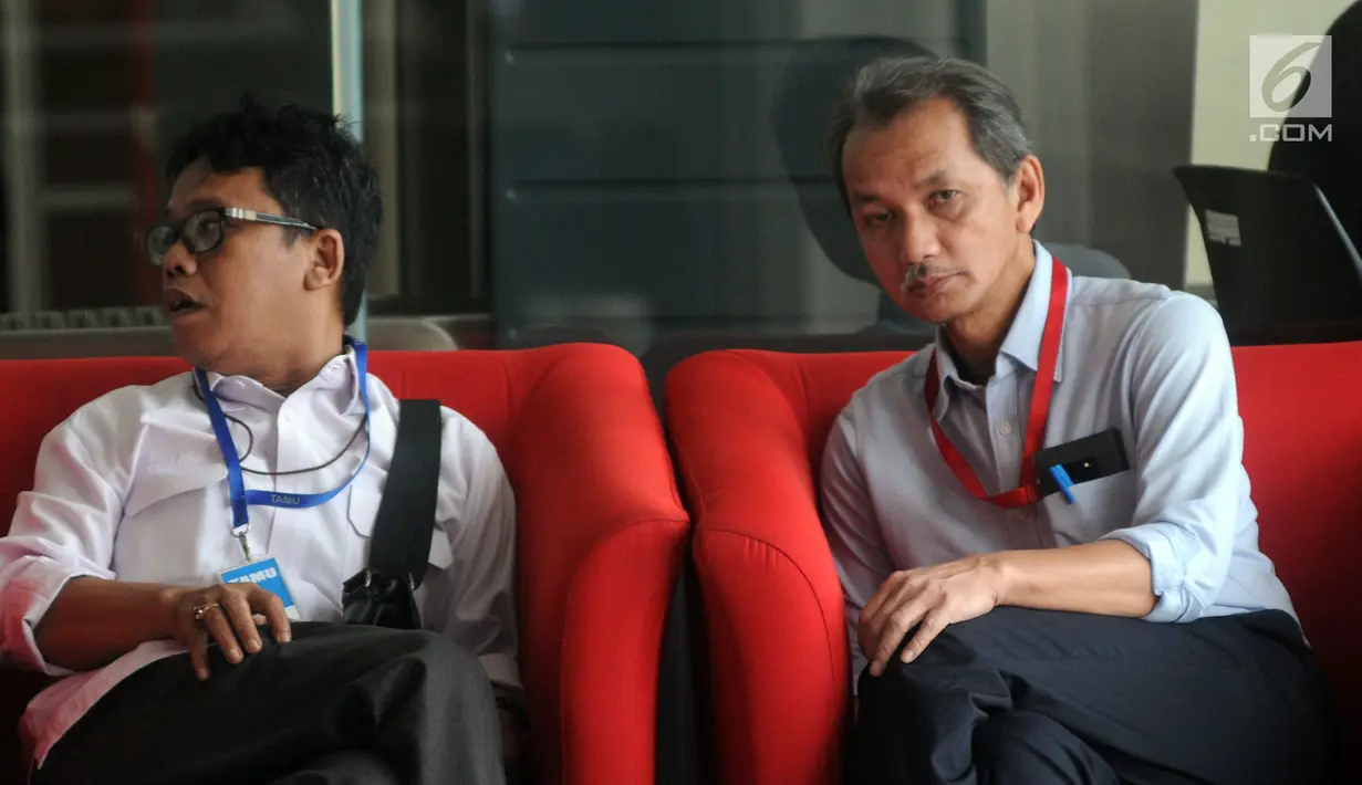 Kepala BPPSPAM, Bambang Sudiatmo menunggu panggilan akan menjalani pemeriksaan oleh penyidik terkait kasus suap sejumlah proyek pembangunan SPAM TA 2017-2018 di Kementerian PUPR di Gedung KPK, Jakarta, Senin (25/2). (Merdeka.com/Dwi Narwoko)