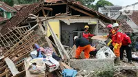 Tim SAR gabungan mencari korban yang tertimbun longsor akibat gempa berkekuatan magnitudo 5,6 di Cijendil, Kabupaten Cianjur, Jawa Barat, Rabu (23/11/2022). Puluhan warga di kawasan itu diperkirakan masih tertimbun longsor pascagempa yang mengguncang Cianjur pada 21 November 2022. (Liputan6.com/Herman Zakharia)