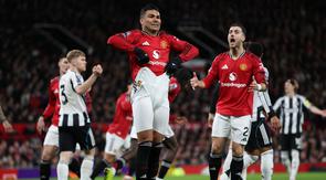 Gelandang Manchester United, Casemiro, terlihat kesal saat bersua Newcastle United pada laga pekan ke-18 Premier League di Old Trafford, Sabtu (27/12/2025) dini hari WIB. Meski begitu, Casemiro turut membantu MU meraih kemenangan 1-0 atas Newcastle. (AFP/Darren Staples)