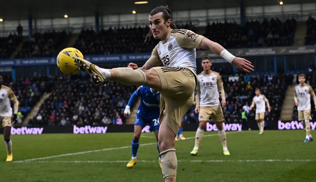 Bek Leicester City, Caglar Soyuncu berusaha menghalau bola saat menghadapi Gillingham pada laga putaran ketiga Piala FA 2022/2023 di Priestfield Dtadium, Gillingham (7/1/2023). Setelah Leicester City terdegradasi ke Championship, Caglar Soyuncu yang telah 5 musim membela The Foxes sejak 2018/2019, memilih tak memperpanjang kontraknya untuk bergabung secara gratis menuju Atletico Madrid pada awal musim 2023/2024. Ia dikontrak selama 4 tahun hingga 30 Juni 2027. (AFP/Ben Stansall)