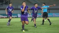 Pemain Persita Tangerang, Jack Brown, melakukan selebrasi setelah mencetak gol ke gawang Arema FC pada laga BRI Liga 1 di Stadion Indomilk Arena, Tangerang, Rabu (13/3/2024). (Bola.com/M. Iqbal Ichsan)