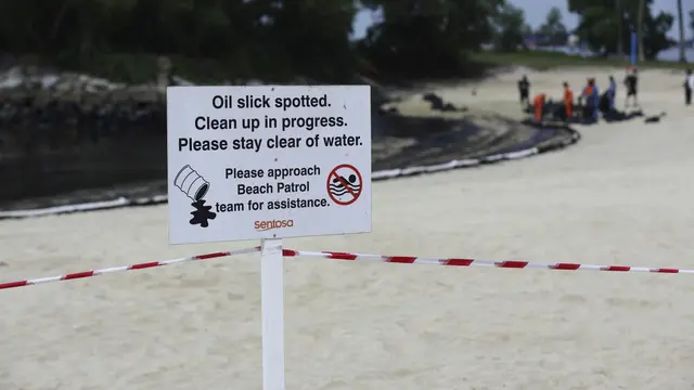 Tepi pantai di beberapa bagian East Coast Park di Sentosa, Singapura ditutup akibat tumpahan minyak. (AP)
