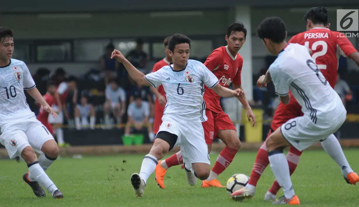 Pemain Timnas Jepang U-19, Saito Mitsuki (tengah) berebut bola dengan pemain Persika saat uji tanding di Lapangan B Kompleks GBK, Jakarta, Selasa (27/3). Persika kalah 2-3 dari Jepang U-19. (Liputan6.com/Helmi Fithriansyah)