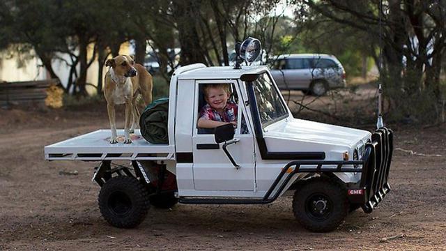 Sayang Anak Pria Ini Hadiahi Miniatur  Toyota Land Cruiser 