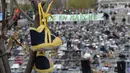 Place de la Republique, Prancis, ditutupi ribuan pasang sepatu yang dikirimkan para aktivis sebagai tanda solidaritas karena pawai lingkungan di Paris dibatalkan jelang Konferensi Tingkat Tinggi Perubahan Iklim, Minggu (29/11).  (AFP PHOTO/Miguel Medina)