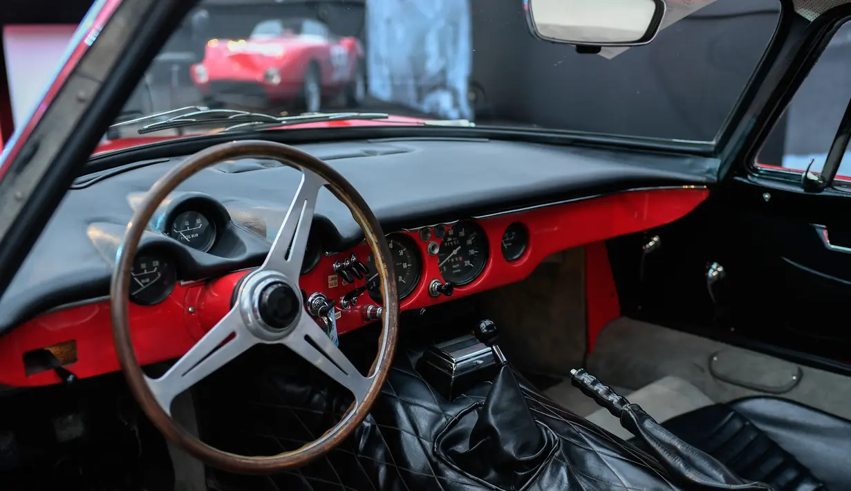 Detail bagian kemudi dari mobil Iso Grifo A3-C 1964 yang merupakan milik bintang rock asal Prancis Johnny Hallyday saat dipamerkan sebelum dilelang di Paris, Prancis (6/2). (AFP/Stephane De Sakutin)