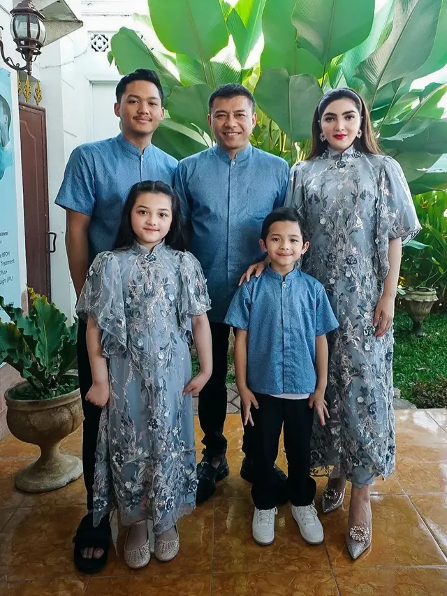 8 Potret Keluarga Para Artis di Hari Lebaran yang Kompak dengan Warna Biru, Dari Raffi-Nagita hingga Ayu Ting-Ting